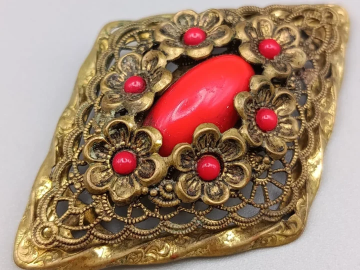 Brosche mit rotem Schmuckstein und filigraner Fassung