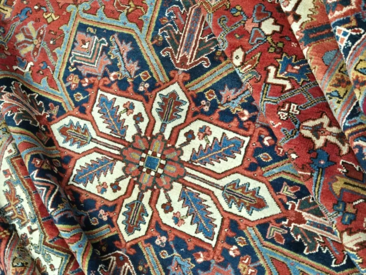 Orientteppich mit rotem Medaillon und teilweise umgeschlagener Ecke