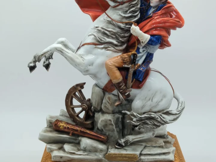 Figur eines Reiters auf einem verzierten Sockel