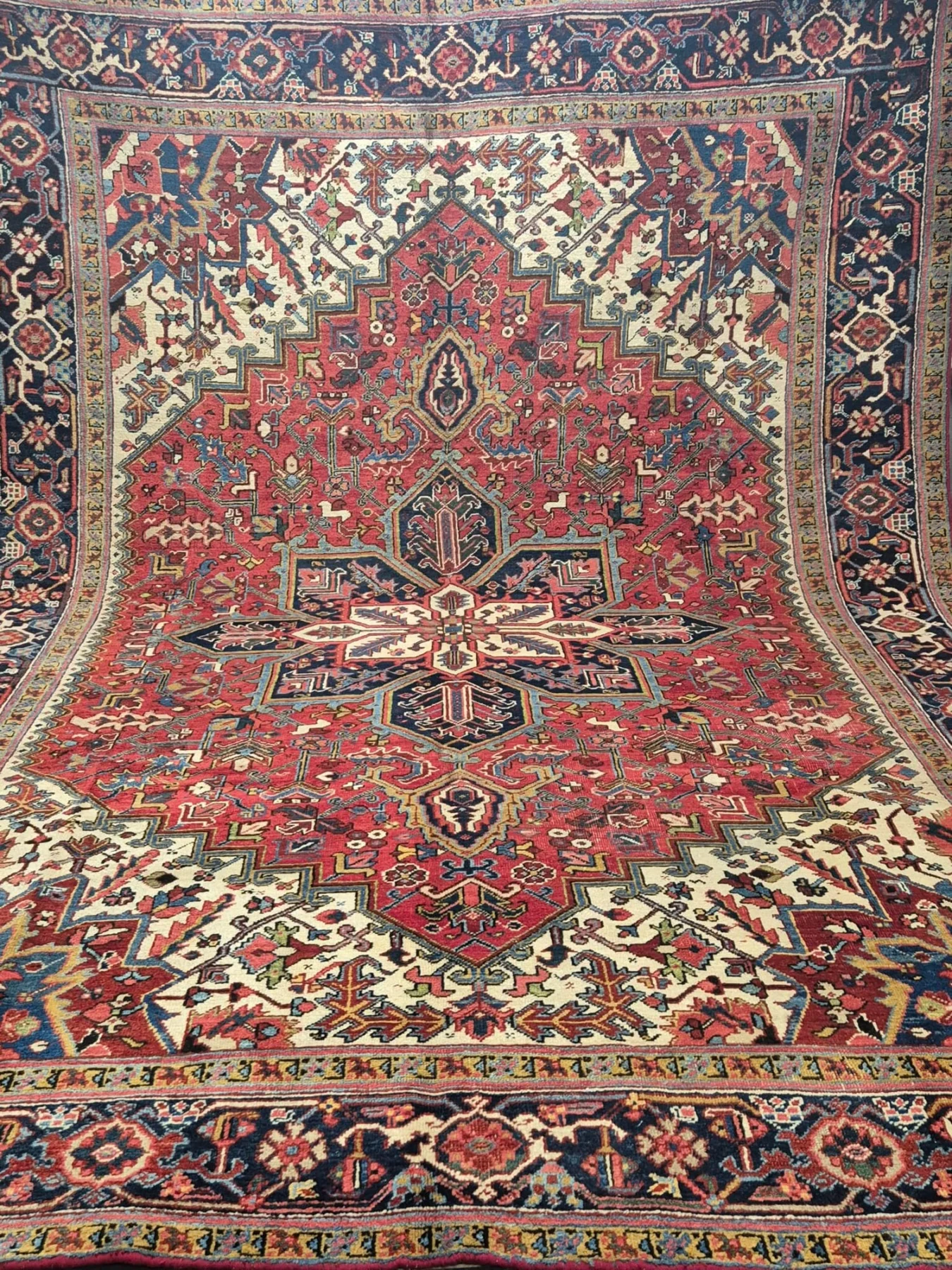 Orientteppich mit geometrischem Medaillon