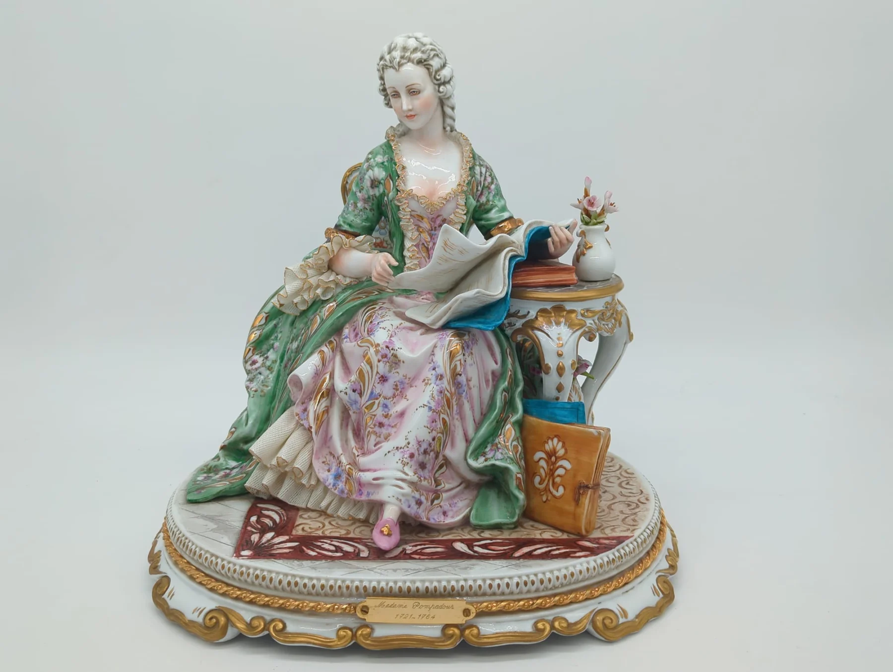 Porzellanfigur einer Dame in historischem Kleid